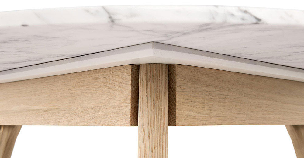 Table en marbre avec pieds en chêne