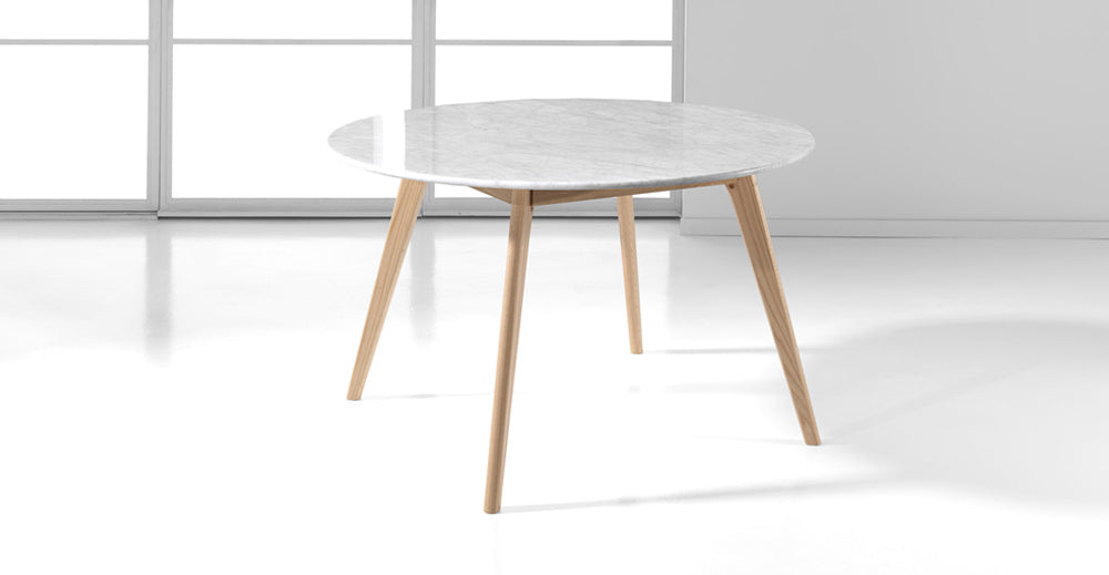 Table en marbre avec pieds en chêne